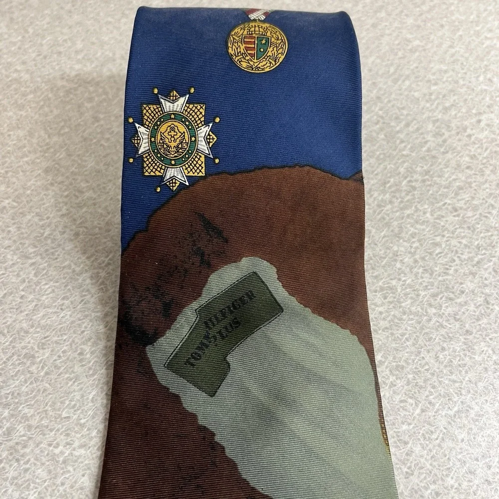 VTG Tommy Hilfiger Necktie Italian Silk Medals Crests Camo USA 3.75 X‎ 56